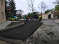 Pokládka první asfaltové vrstvy (05/2020)