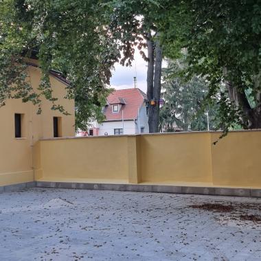 Dokončená oprava zdi oplocení (30.8.2022)
